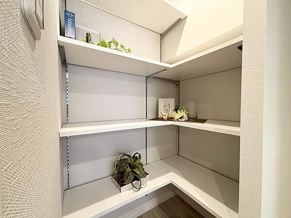 収納スペースが付いていて、お部屋を広く使っていただけます。