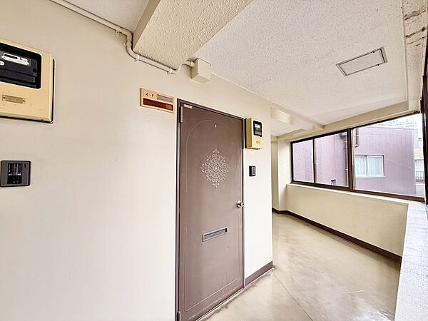 清潔感のある落ち着いた雰囲気の玄関です。