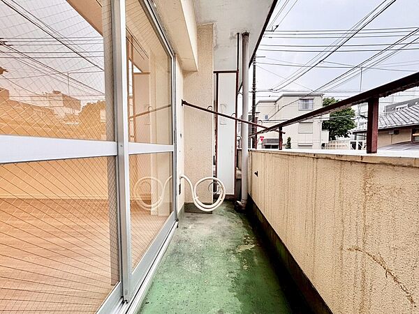朝の澄んだ空気や、夕方に吹く清々しい風を感じられるバルコニー。