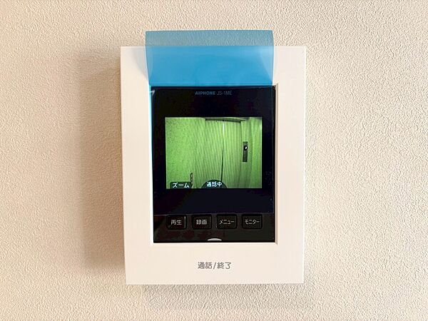 誰が来てもわかる様にモニター付きインターホンを設置。