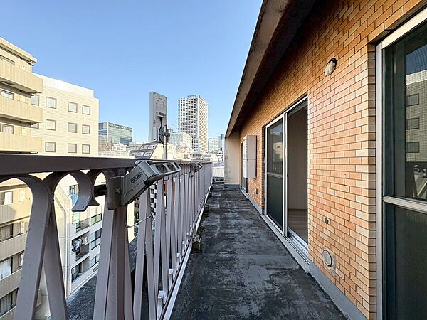 朝の澄んだ空気や、夕方に吹く清々しい風を感じられるバルコニー。