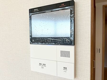 誰が来てもわかる様にモニター付きインターホンを設置。