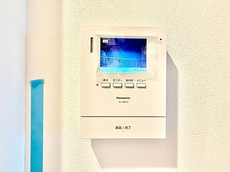 誰が来てもわかる様にモニター付きインターホンを設置。