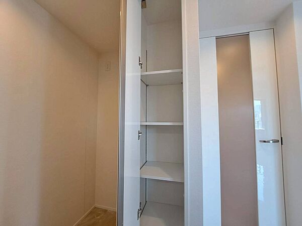 家電やスーツケース、ストック品など何でも片付く嬉しい空間です。