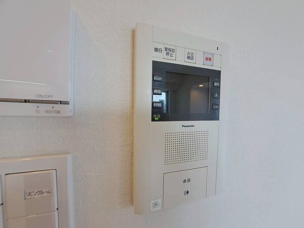 誰が来てもわかる様にモニター付きインターホンを設置。