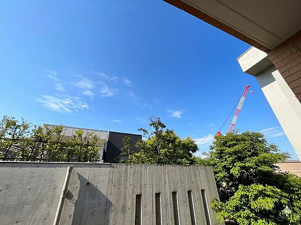 陽当たり・通風・開放感に恵まれた環境です。