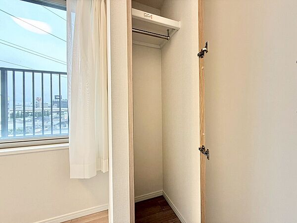 家電やスーツケース、ストック品など何でも片付く嬉しい空間です。
