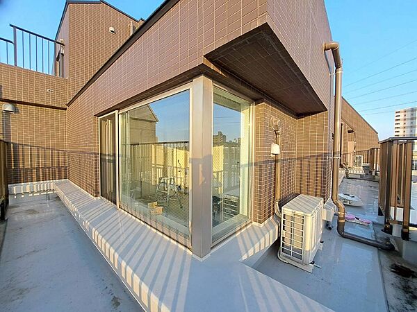 朝の澄んだ空気や、夕方に吹く清々しい風を感じられるバルコニー。
