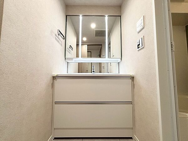 清潔感を感じられる洗面化粧台。