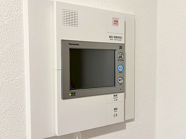 誰が来てもわかる様にモニター付きインターホンを設置。