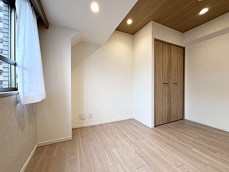 清かで艶やかな時間をもたらしてくれる室内です。