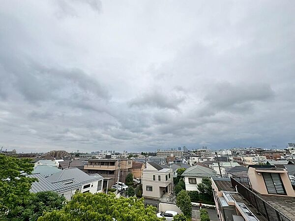 陽当たり・通風・開放感に恵まれた環境です。