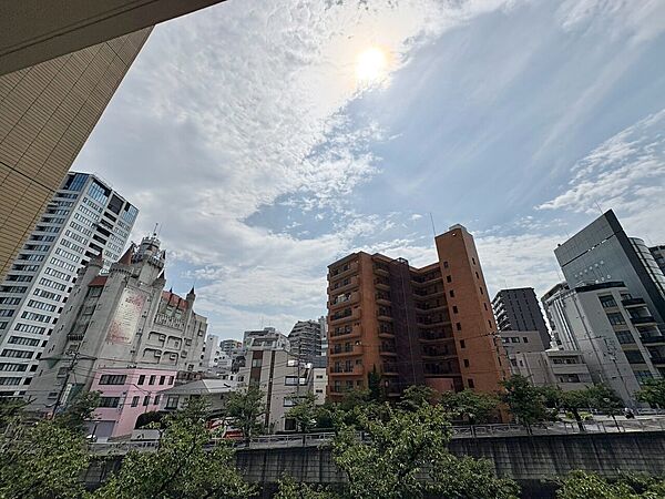 陽当たり・通風・開放感に恵まれた環境です。