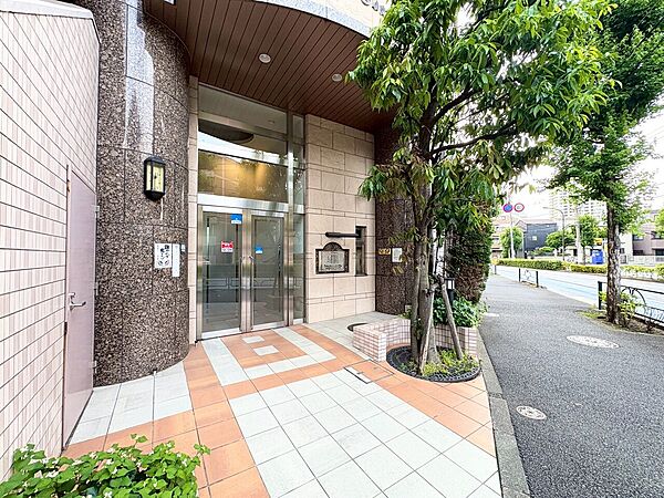 上質感漂う玄関アプローチです。