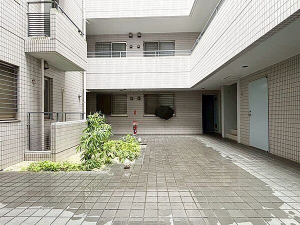 マンションの敷地内には、中庭もございます。