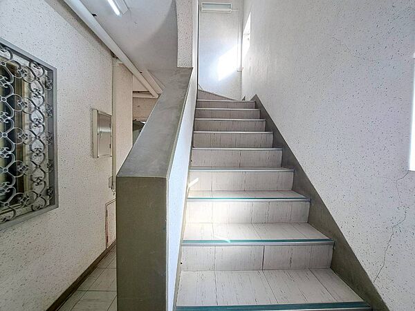 共用部の階段です。明るく清潔に管理されています。