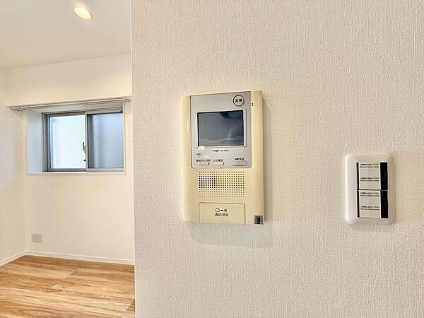 誰が来てもわかる様にモニター付きインターホンを設置。