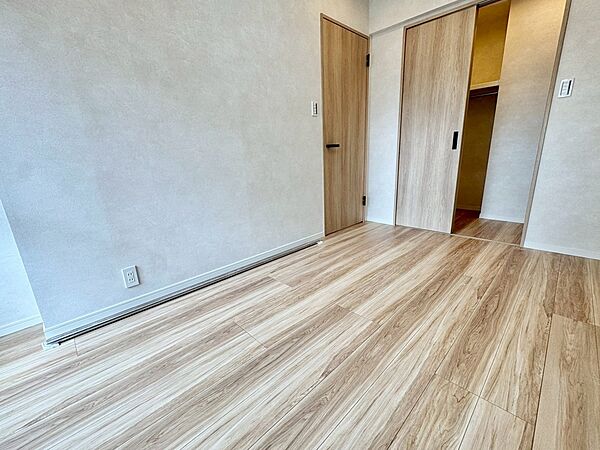 清かで艶やかな時間をもたらしてくれる室内です。