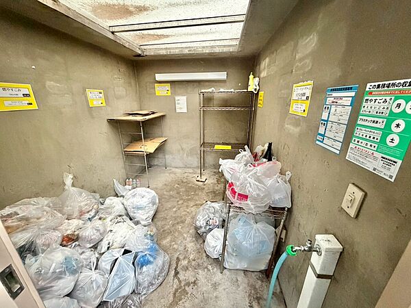 ゴミ置場。綺麗に管理されております。