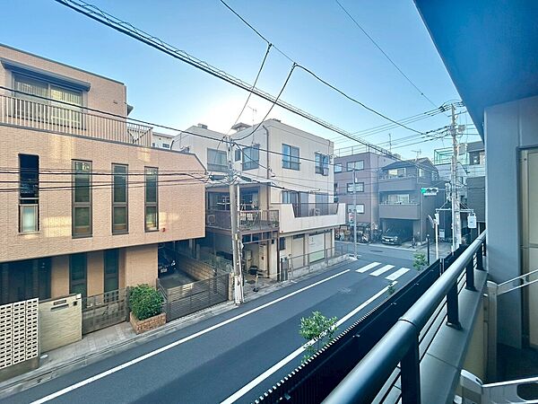 陽当たり・通風・開放感に恵まれた環境です。