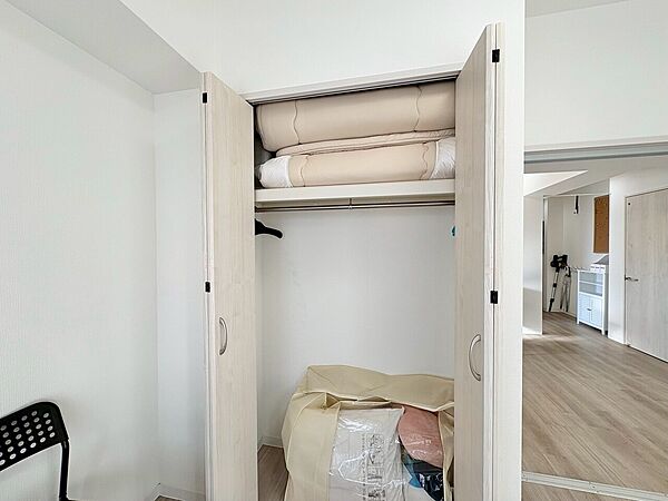 収納スペースが付いていて、お部屋を広く使っていただけます。