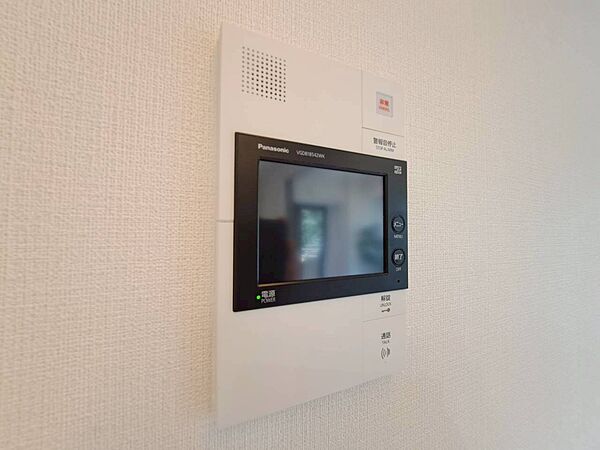 誰が来てもわかる様にモニター付きインターホンを設置。