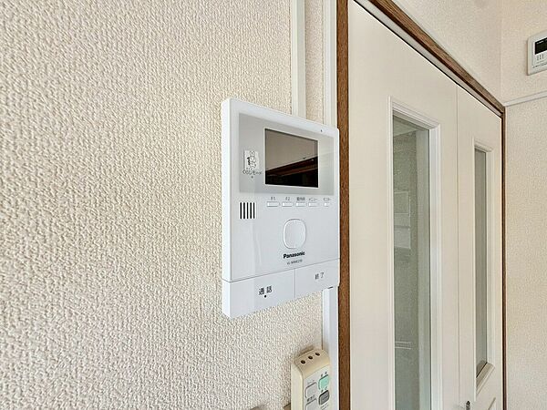 誰が来てもわかる様にモニター付きインターホンを設置。