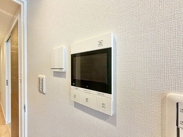 誰が来てもわかる様にモニター付きインターホンを設置。