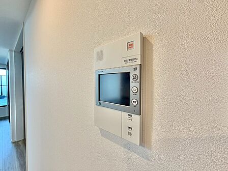 誰が来てもわかる様にモニター付きインターホンを設置。