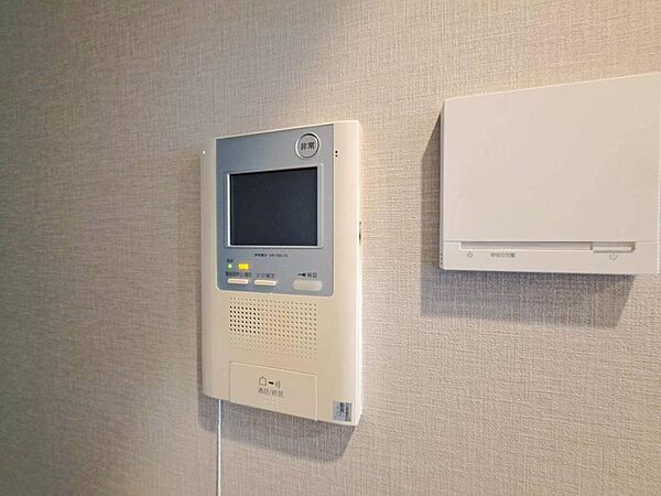 誰が来てもわかる様にモニター付きインターホンを設置。