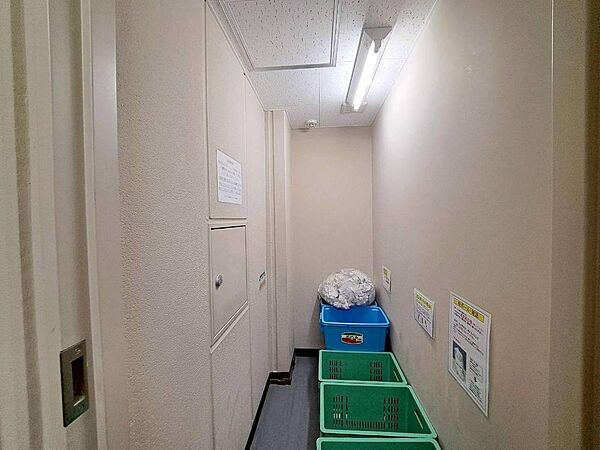 共用部の階段です。明るく清潔に管理されています。