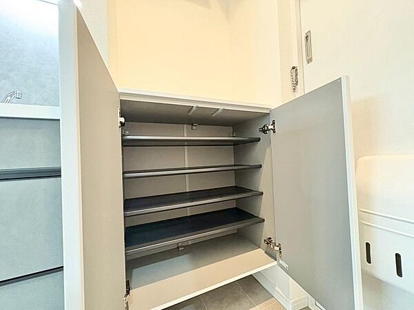 家電やスーツケース、ストック品など何でも片付く嬉しい空間です。