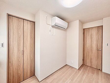 清かで艶やかな時間をもたらしてくれる室内です。