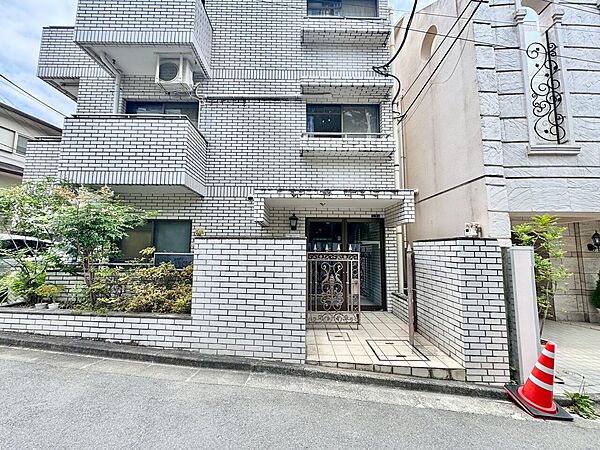 上質感漂う玄関アプローチです。