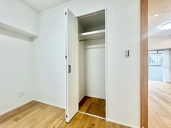 家電やスーツケース、ストック品など何でも片付く嬉しい空間です。