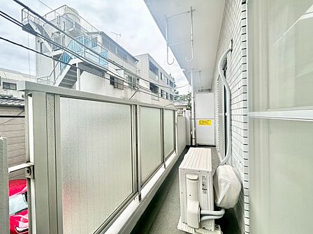 朝の澄んだ空気や、夕方に吹く清々しい風を感じられるバルコニー。