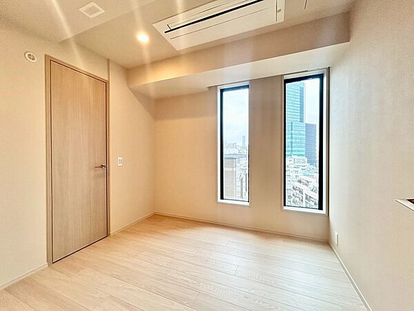 清かで艶やかな時間をもたらしてくれる室内です。