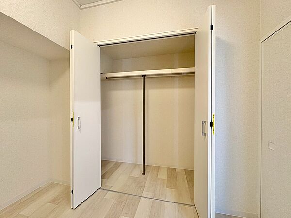 収納スペースが付いていて、お部屋を広く使っていただけます。