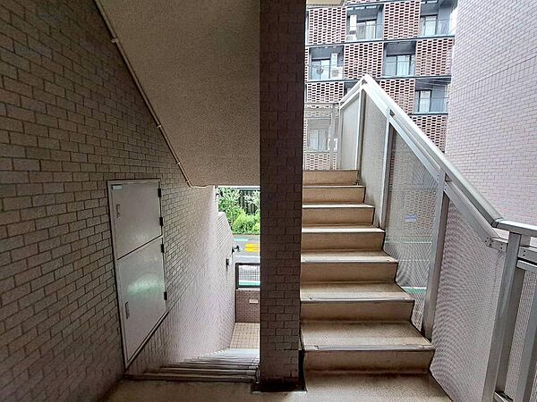 共用部の階段です。明るく清潔に管理されています。