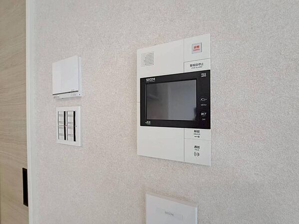 誰が来てもわかる様にモニター付きインターホンを設置。