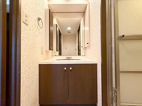 清潔感を感じられる洗面化粧台。