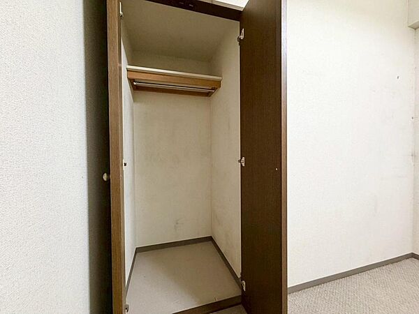 収納スペースが付いていて、お部屋を広く使っていただけます。