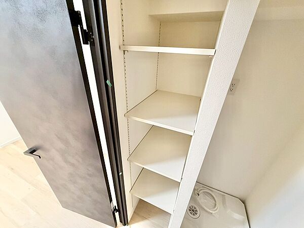 家電やスーツケース、ストック品など何でも片付く嬉しい空間です。