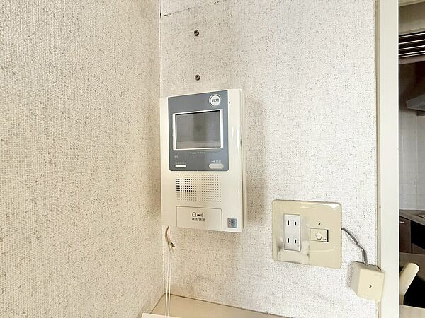 誰が来てもわかる様にモニター付きインターホンを設置。