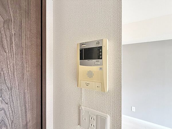 誰が来てもわかる様にモニター付きインターホンを設置。