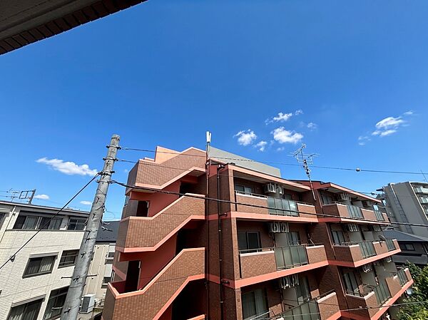 陽当たり・通風・開放感に恵まれた環境です。