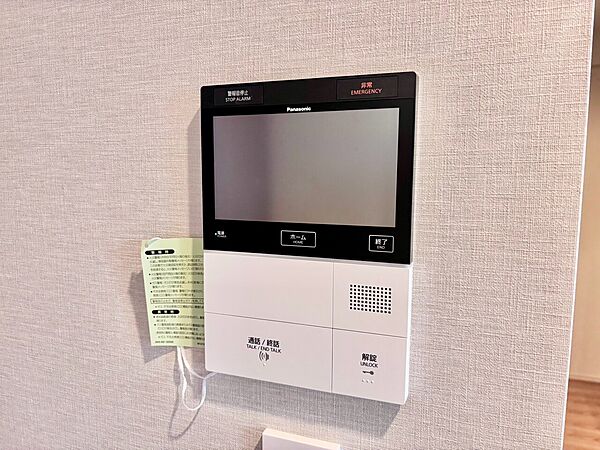 誰が来てもわかる様にモニター付きインターホンを設置。