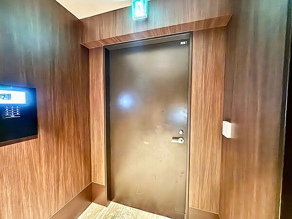 共用部の階段です。明るく清潔に管理されています。