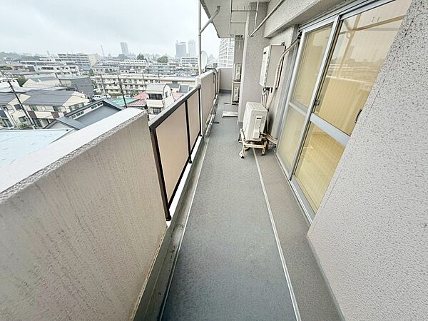 朝の澄んだ空気や、夕方に吹く清々しい風を感じられるバルコニー。
