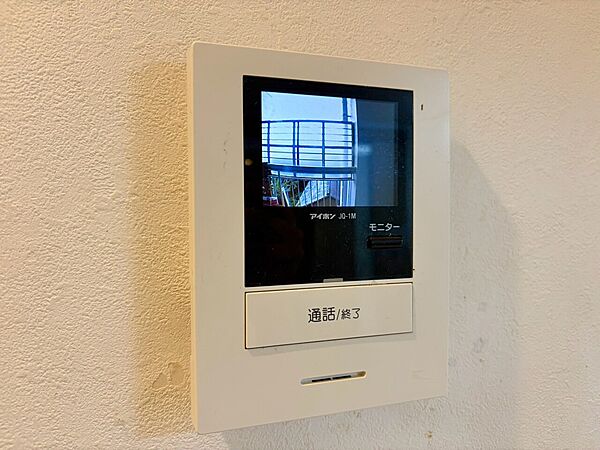 誰が来てもわかる様にモニター付きインターホンを設置。